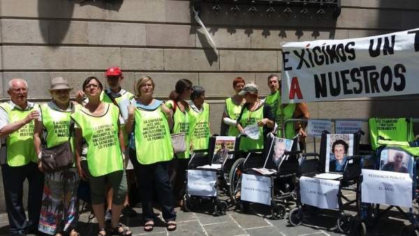 50 personas se movilizan en la plaza Sant Jaume para exigir un trato "digno" de los usuarios en cinco residencias públicas 50 personas se movilizan en la plaza Sant Jaume para exigir un trato "digno" de los usuarios en cinco residencias públicas
