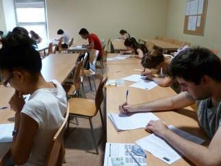 Estudiantes haciendo alguna de las pruebas de la Selectividad