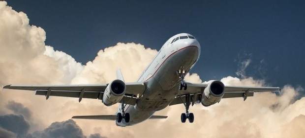 Un discapacitado, forzado a arrastrarse para subir en un avión Avión
