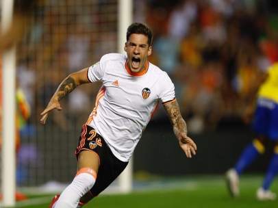 Santi Mina celebra uno de sus goles ante Las Palmas
