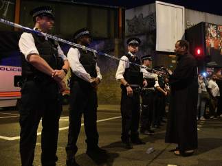 Varias personas en la zona del atropello masivo en Londres
