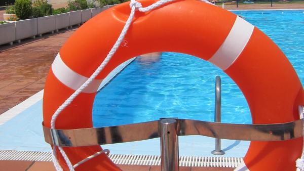 Salvavidas, piscina, verano Salvavidas, piscina, verano