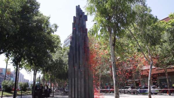 Monumento que recuerda a las víctimas de Hipercor. Monumento que recuerda a las víctimas de Hipercor.