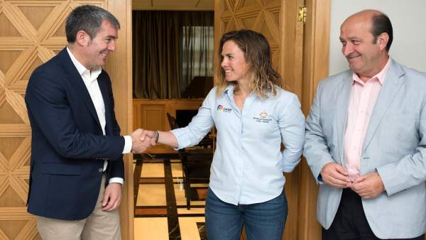 Fernanco Clavijo recibe a la regatista Tara Pacheco Fernanco Clavijo recibe a la regatista Tara Pacheco