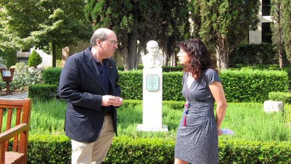 Ana Redondo y José Ramón González en el jardón de la Casa Zorrilla Ana Redondo y José Ramón González en el jardón de la Casa Zorrilla