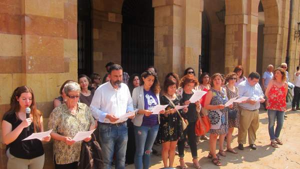 Lectura de manifiesto para más financiación a la lucha contra violencia machista Lectura de manifiesto para más financiación a la lucha contra violencia machista