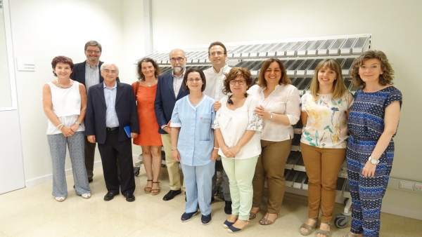 Domínguez, durante la visita al Servicio de farmacia. Domínguez, durante la visita al Servicio de farmacia.