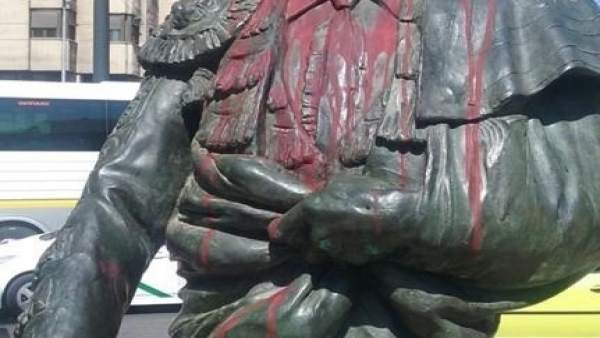 'La Policía Nacional Detiene A Dos Mujeres Por Dañar Una Escultura En La Vía Púb 'La Policía Nacional Detiene A Dos Mujeres Por Dañar Una Escultura En La Vía Púb