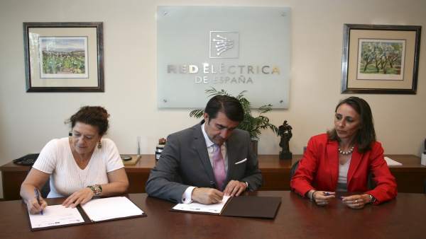 Suárez-Quiñones y Red Eléctrica, en la firma del convenio. Suárez-Quiñones y Red Eléctrica, en la firma del convenio.