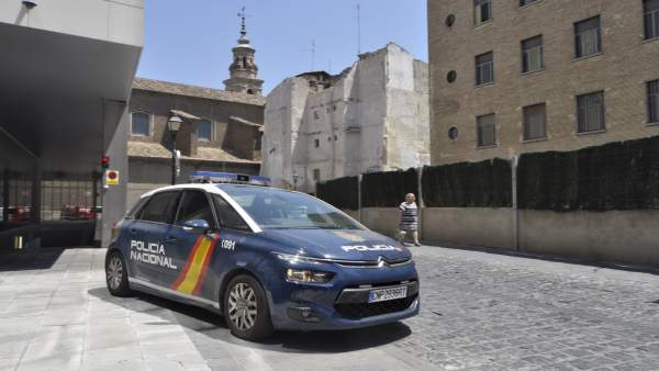 La acusada ha abandonado la Audiencia en un vehículo de la Policía Nacional. La acusada ha abandonado la Audiencia en un vehículo de la Policía Nacional.
