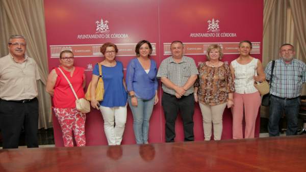 La alcaldesa con miembros de la Federación de Asociaciones Vecinales 'Al-Zahara' La alcaldesa con miembros de la Federación de Asociaciones Vecinales 'Al-Zahara'