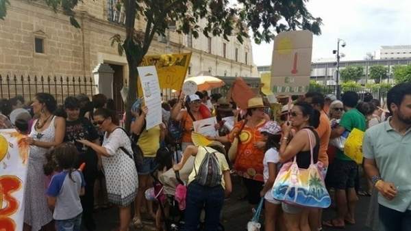 Protesta de las AMPA. Protesta de las AMPA.