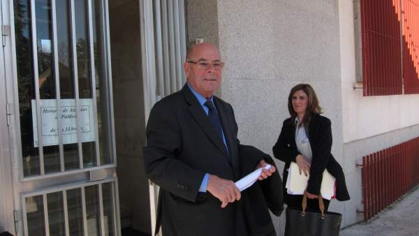 Miguel Reina con su abogada en la puerta de los juzgados Miguel Reina con su abogada en la puerta de los juzgados