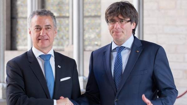 Iñigo Urkullu y Carles Puigdemont. Iñigo Urkullu y Carles Puigdemont.