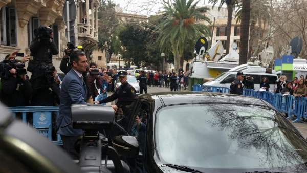 Iñaki Urdangarin abandona la Audiencia tras la vista de medidas cautelares Iñaki Urdangarin abandona la Audiencia tras la vista de medidas cautelares