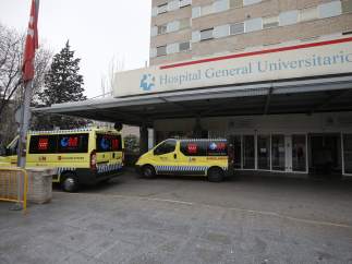 Urgencias del Hospital Gregorio Marañón en Madrid, ambulancia, ambulancias