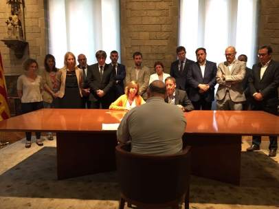 La consellera Borràs recibe la querella por la compra de urnas.