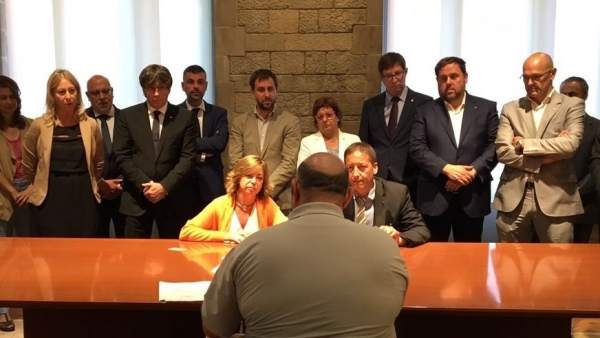 La consellera Borràs recibe la querella por la compra de urnas. La consellera Borràs recibe la querella por la compra de urnas.