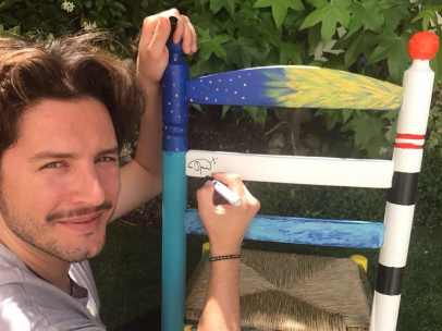 Manuel Carrasco decorando su silla
