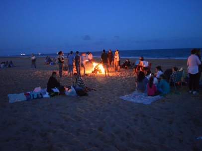 Hoguera en Punta Umbría por la noche de San Juan.
