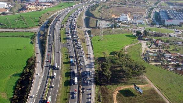 Carretera en Catalunya, colas (ARCHIVO) Carretera en Catalunya, colas (ARCHIVO)