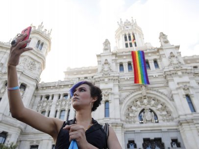 La bandera arcoíris ondea en Madrid