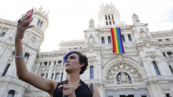 La bandera arcoíris ondea en Madrid La bandera arcoíris ondea en Madrid