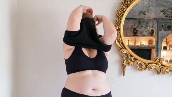 Mujer posando con su 'Little Black Dress' Mujer posando con su 'Little Black Dress'