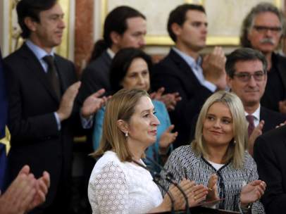 La presidenta de la Fundación Víctimas del Terrorismo, Mari Mar Blanco y la presidenta del Congreso, Ana Pastor