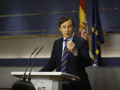 Rafael Hernando en rueda de prensa en el Congreso