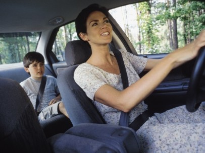 Niño y madre en coche