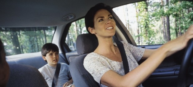 Niño y madre en coche