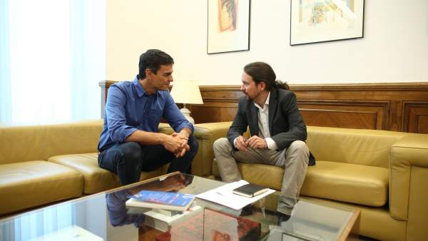 Pedro Sánchez y Pablo Iglesias se reúnen en el Congreso Pedro Sánchez y Pablo Iglesias se reúnen en el Congreso