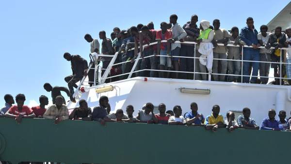 Migrantes alcanzan las costas italianas Migrantes alcanzan las costas italianas