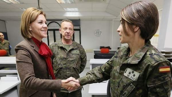 La ministra de Defensa, María Dolores de Cospedal, saludando a una militar La ministra de Defensa, María Dolores de Cospedal, saludando a una militar