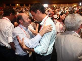 Pedro Sánchez, líder del PSOE, y Alfredo Pérez Rubalcaba, ex secretario general, en una imagen de archivo.