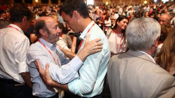 Pedro Sánchez, líder del PSOE, y Alfredo Pérez Rubalcaba, ex secretario general, en una imagen de archivo. Pedro Sánchez, líder del PSOE, y Alfredo Pérez Rubalcaba, ex secretario general, en una imagen de archivo.