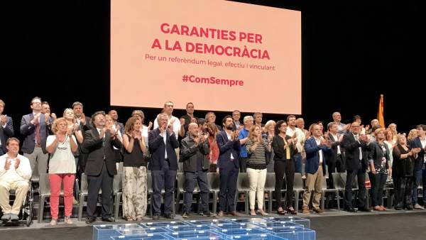 Diputados de JxSí en el acto de presentación de la ley del referéndum. Diputados de JxSí en el acto de presentación de la ley del referéndum.