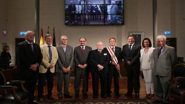 Lambán, Santisteve y Sánchez Quero junto a los premiados con las Medallas de DPZ Lambán, Santisteve y Sánchez Quero junto a los premiados con las Medallas de DPZ
