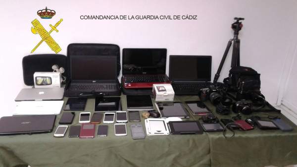 Los objetos recuperados por la Guardia Civil Los objetos recuperados por la Guardia Civil