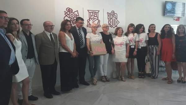 Entrega de 200.000 firmes per a avançar als 30 anys les mamografies a dones amb antecedents de càncer Entrega de 200.000 firmes per a avançar als 30 anys les mamografies a dones amb antecedents de càncer