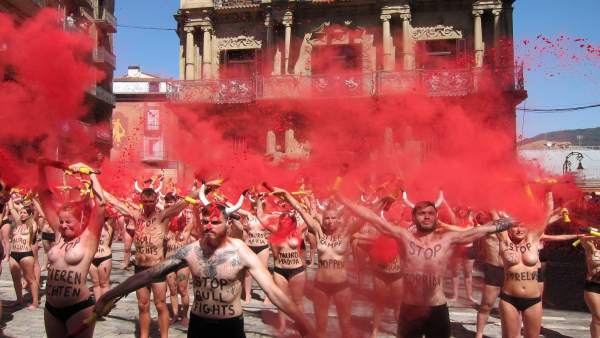 Protesta de PETA y AnimaNaturalis contra las corridas de toros en San Fermín Protesta de PETA y AnimaNaturalis contra las corridas de toros en San Fermín