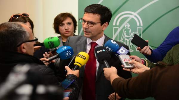 El alcalde de Granada atiende a los medios El alcalde de Granada atiende a los medios