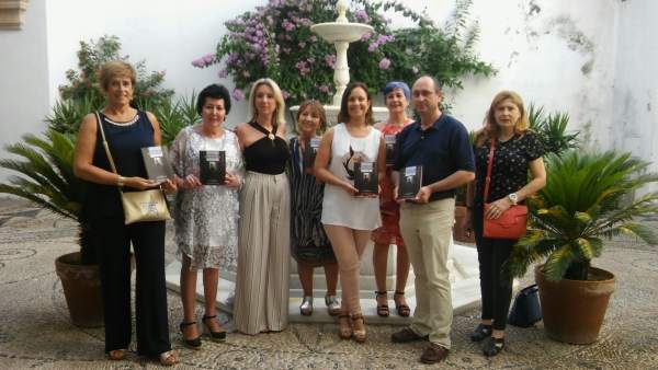 Guijarro (de blanco) y Verdú, junto a responsables de las asociaciones Guijarro (de blanco) y Verdú, junto a responsables de las asociaciones