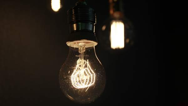 Imagen de una bombilla encendida. Imagen de una bombilla encendida.