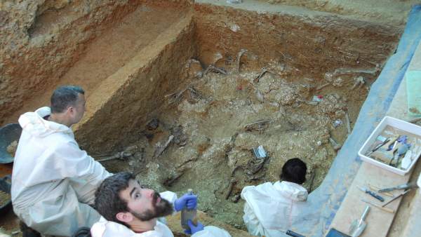 Hallan al menos 12 cuerpos en la fosa 113 del Cementerio de Paterna Hallan al menos 12 cuerpos en la fosa 113 del Cementerio de Paterna