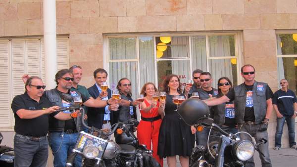 Sainz, Zúñiga y De Aguirre brindando con Cerveceros de España Sainz, Zúñiga y De Aguirre brindando con Cerveceros de España