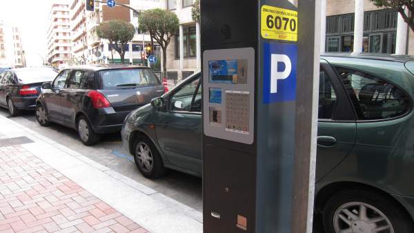 Imagen de coches aparcados en zona azul en una calle de Logroño Imagen de coches aparcados en zona azul en una calle de Logroño