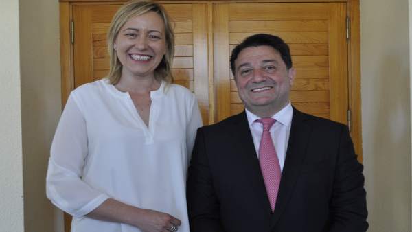 La consejera Marta Gastón y el inversor turco Erdem Kutukcu. La consejera Marta Gastón y el inversor turco Erdem Kutukcu.
