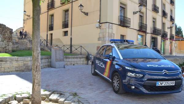 La Policía Nacional De León Detiene A Un Varón De 18 Años Por Mendigar Con Su He La Policía Nacional De León Detiene A Un Varón De 18 Años Por Mendigar Con Su He